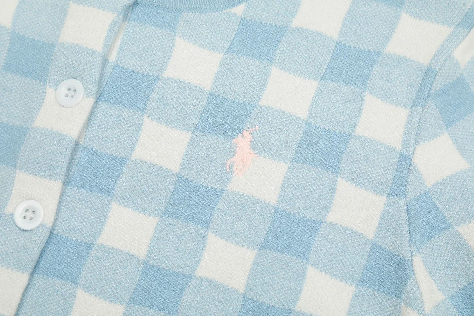 🅿️190 "Top quality" Style number: DS015# [Ralph Lauren plaid jacquard basic pony embroidered logo knitted cardigan long sleeves] ✅Ralph Lauren classic basic versatile plain plaid knitted cardigan long-sleeved small jacket ✅Main supplier platform live broadcast Wholesale entities ✅ZP quality 1:1 pattern making Scan the code to enter the GF website Counter quality ✅Detailed quality The only one in Guangzhou Imported quality cotton yarn Focus on high-end, cost-effective, and good quality. Needless to say, the version is restored to the original. Loose, comfortable and stress-free. Simple is high-end. Classic is timeless. ✅The upper body is simple and easy to match. A must-have for goddess ootd. Good-looking clothes are never picky. A must-have in the goddess' wardrobe. Size: S-L. Color: Navy blue, light blue, pink.